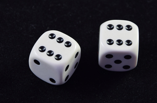 Midnight Roll: A Dice Game of Chance and Strategy